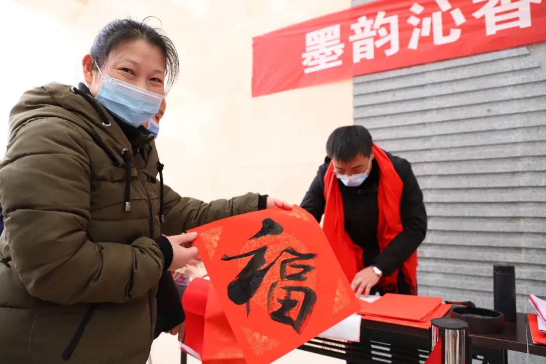 【翰墨迎春】宿遷市書法家協(xié)會(huì)書法家走進(jìn)市鐘吾醫(yī)院寫春聯(lián)、送祝福(圖4) 【翰墨迎春】宿遷市書法家協(xié)會(huì)書法家走進(jìn)市鐘吾醫(yī)院寫春聯(lián)、送祝福(圖4)