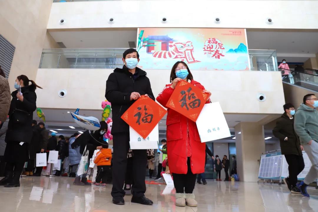 【翰墨迎春】宿遷市書法家協(xié)會(huì)書法家走進(jìn)市鐘吾醫(yī)院寫春聯(lián)、送祝福(圖5) 【翰墨迎春】宿遷市書法家協(xié)會(huì)書法家走進(jìn)市鐘吾醫(yī)院寫春聯(lián)、送祝福(圖5)