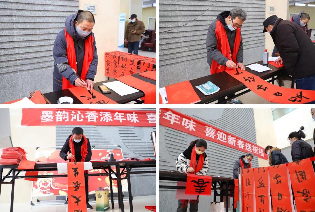 【翰墨迎春】宿遷市書法家協(xié)會(huì)書法家走進(jìn)市鐘吾醫(yī)院寫春聯(lián)、送祝福(圖2) 【翰墨迎春】宿遷市書法家協(xié)會(huì)書法家走進(jìn)市鐘吾醫(yī)院寫春聯(lián)、送祝福(圖2)